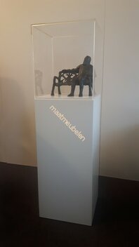 Op kleur gelakte, Decoratieve zuil / sokkel / met plexiglazen kap