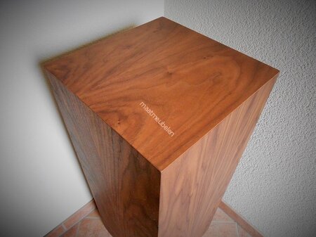 gefineerde sokkel  / Zuilen met echt hout fineer / diverse houtsoorten.