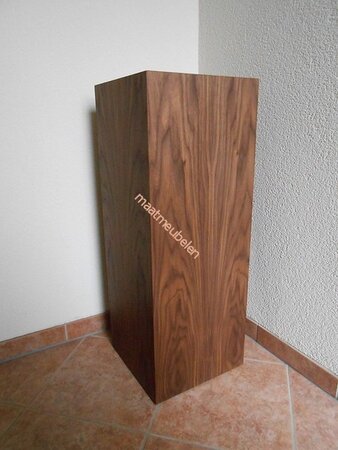 gefineerde sokkel  / Zuilen met echt hout fineer / diverse houtsoorten.