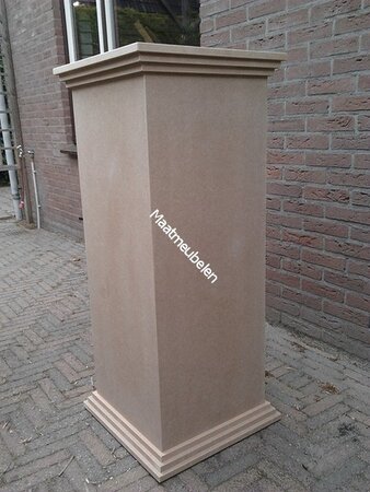 300 x300 mm onbehandelde "trap" blanke MDF zuil, sokkel, schilderklaar