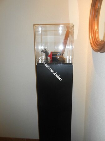 Op kleur gelakte, Decoratieve zuil / sokkel / met plexiglazen kap