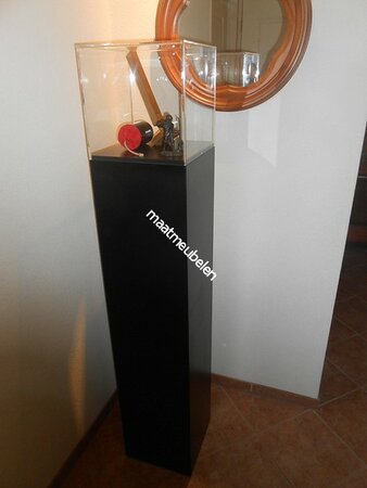 Op kleur gelakte, Decoratieve zuil / sokkel / met plexiglazen kap