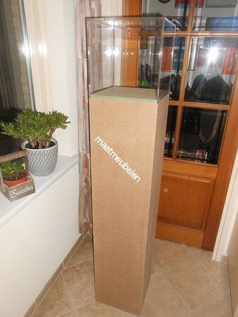 Op kleur gelakte, Decoratieve zuil / sokkel / met plexiglazen kap