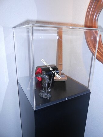 Op kleur gelakte, Decoratieve zuil / sokkel / met plexiglazen kap