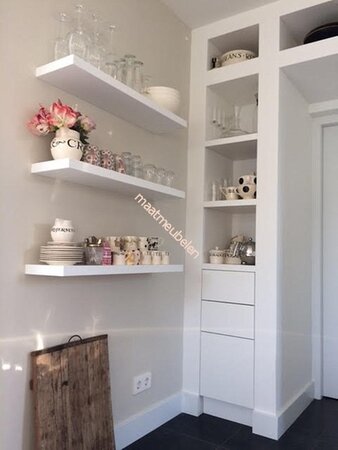 Plank, schap voor in de Nis.