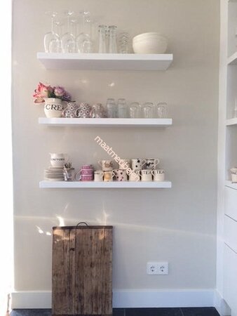 Plank, schap voor in de Nis.