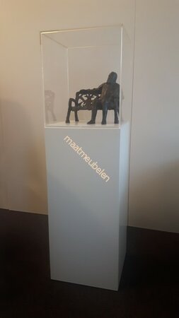 Op kleur gelakte, Decoratieve zuil / sokkel / met plexiglazen kap