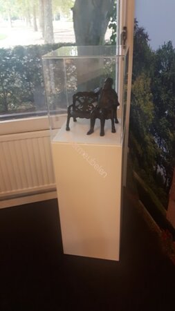 Op kleur gelakte, Decoratieve zuil / sokkel / met plexiglazen kap