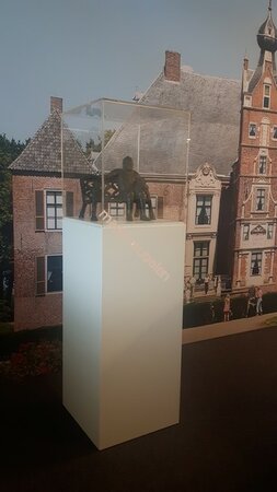 Op kleur gelakte, Decoratieve zuil / sokkel / met plexiglazen kap