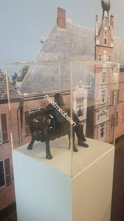 Op kleur gelakte, Decoratieve zuil / sokkel / met plexiglazen kap