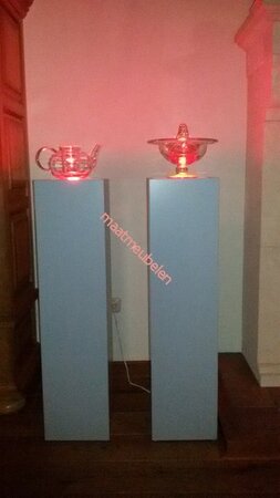 Op kleur gelakte, Decoratieve zuil / sokkel met ledverlichting.