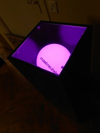 Op kleur gelakte, Decoratieve zuil / sokkel met ledverlichting.