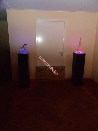 Op kleur gelakte, Decoratieve zuil / sokkel met ledverlichting.